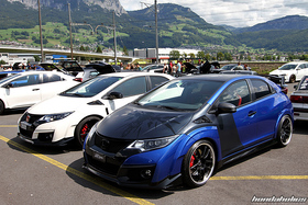 Blauer und weisser Civic Type R FK2R nebeneinander