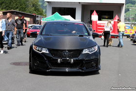 Komplett schwarzer Civic Type R FK2R mit Cabonhaube