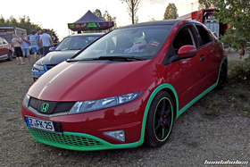 Roter Civic FK2 mit neongrünen Elementen