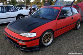 Roter Honda CRX ED9 mit schwarzer Haube